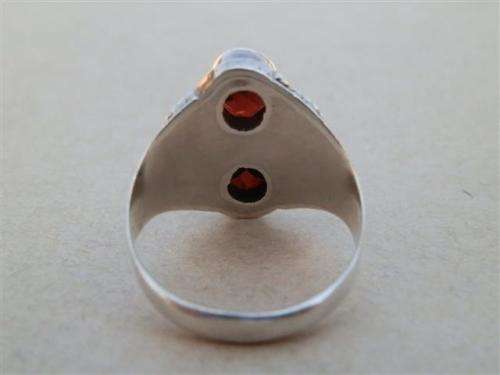 Exquisite solid sterling silver natural garnet ring - weight 3.6 g.