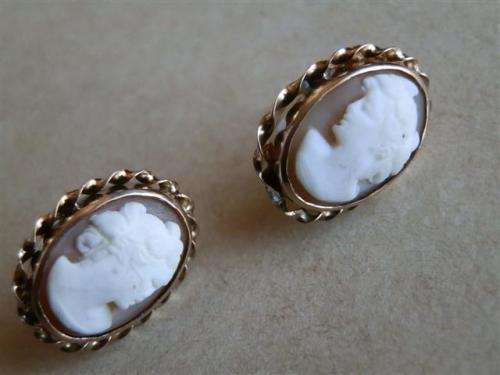Astonishing vintage solid 9 ct gold cameo earrings - weight 3.8 g.