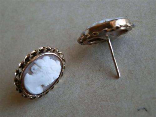 Astonishing vintage solid 9 ct gold cameo earrings - weight 3.8 g.
