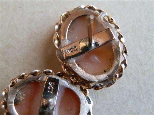 Astonishing vintage solid 9 ct gold cameo earrings - weight 3.8 g.