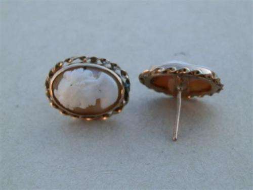 Astonishing vintage solid 9 ct gold cameo earrings - weight 3.8 g.