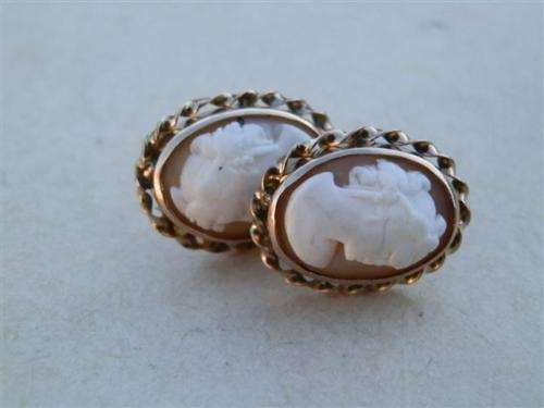 Astonishing vintage solid 9 ct gold cameo earrings - weight 3.8 g.