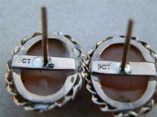 Astonishing vintage solid 9 ct gold cameo earrings - weight 3.8 g.