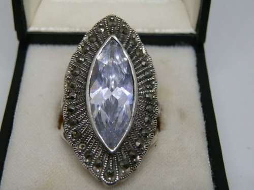 Fabulous vintage heavy solid sterling silver ring - weight 10.2 g.