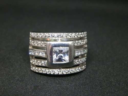 Fabulous solid sterling silver ring - weight 9.9 g.