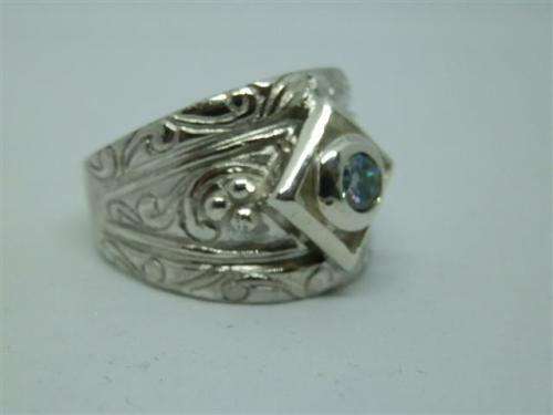 Spectacular heavy solid sterling silver diamond ring - weight 10.76 g.