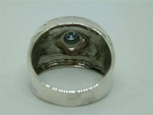 Spectacular heavy solid sterling silver diamond ring - weight 10.76 g.