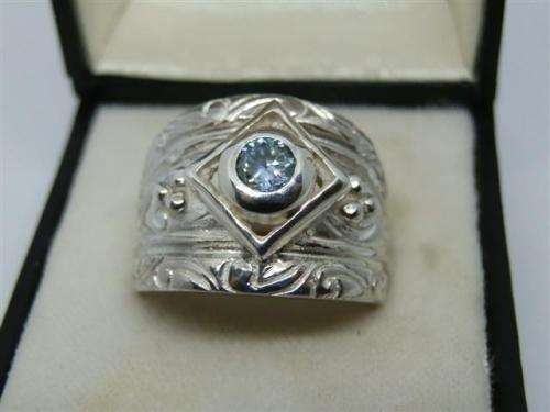 Spectacular heavy solid sterling silver diamond ring - weight 10.76 g.