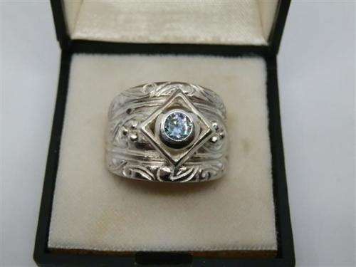 Spectacular heavy solid sterling silver diamond ring - weight 10.76 g.