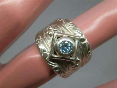 Spectacular heavy solid sterling silver diamond ring - weight 10.76 g.