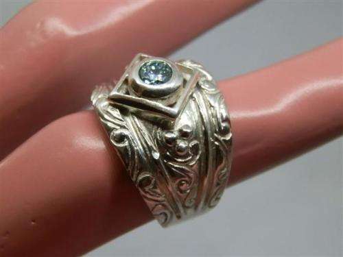 Spectacular heavy solid sterling silver diamond ring - weight 10.76 g.