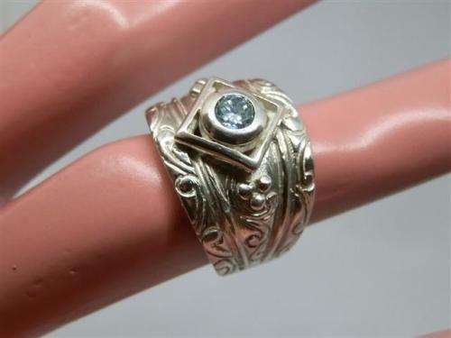 Spectacular heavy solid sterling silver diamond ring - weight 10.76 g.