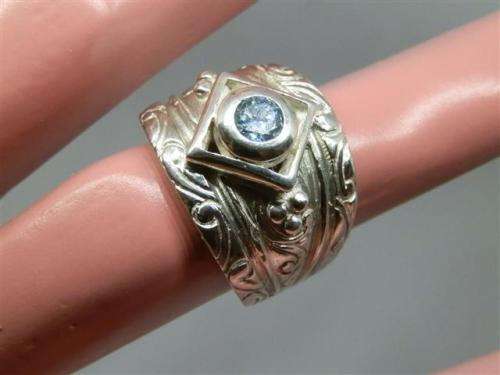 Spectacular heavy solid sterling silver diamond ring - weight 10.76 g.