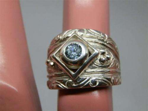 Spectacular heavy solid sterling silver diamond ring - weight 10.76 g.