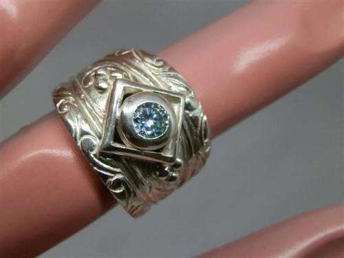 Spectacular heavy solid sterling silver diamond ring - weight 10.76 g.