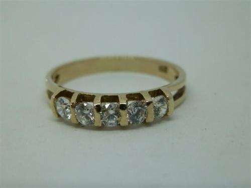 Fabulous solid 9 ct yellow gold ring - weight 2-22 g