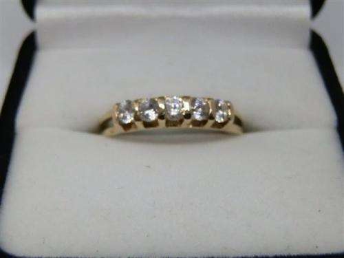 Fabulous solid 9 ct yellow gold ring - weight 2-22 g
