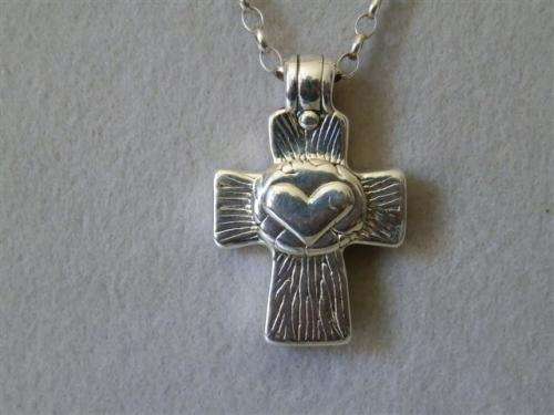 Spectacular solid sterling silver cross necklace - weight 11.22 g.