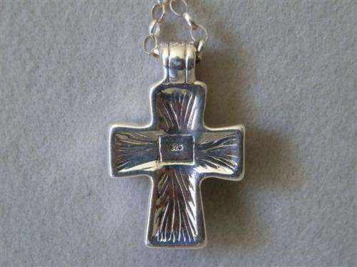 Spectacular solid sterling silver cross necklace - weight 11.22 g.