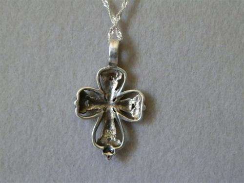 Gorgeous solid sterling silver cross necklace - weight 5.32 g.