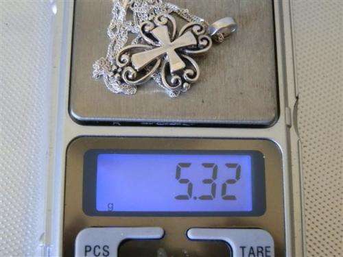 Gorgeous solid sterling silver cross necklace - weight 5.32 g.