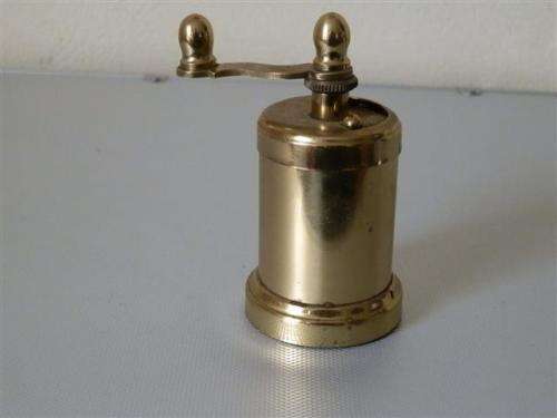 Vintage brass pepper grinder - working