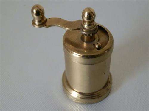 Vintage brass pepper grinder - working