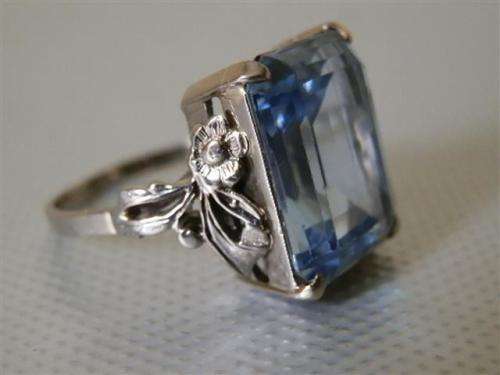 Spectacular Vintage Solid 9 ct Gold Ring - weight 6.79 g.