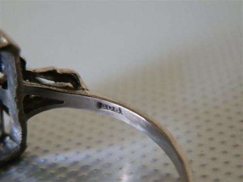 Spectacular Vintage Solid 9 ct Gold Ring - weight 6.79 g.