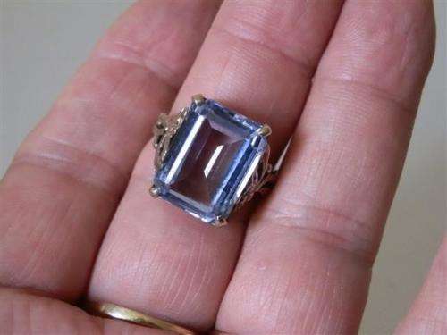 Spectacular Vintage Solid 9 ct Gold Ring - weight 6.79 g.