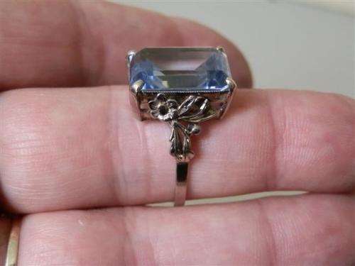 Spectacular Vintage Solid 9 ct Gold Ring - weight 6.79 g.