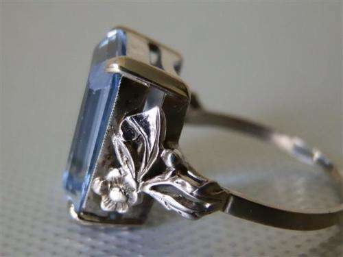 Spectacular Vintage Solid 9 ct Gold Ring - weight 6.79 g.