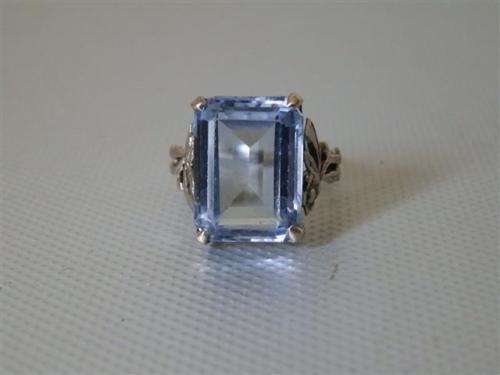 Spectacular Vintage Solid 9 ct Gold Ring - weight 6.79 g.
