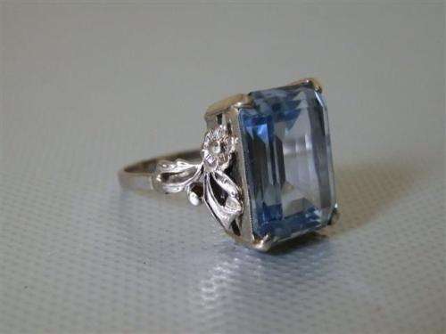 Spectacular Vintage Solid 9 ct Gold Ring - weight 6.79 g.