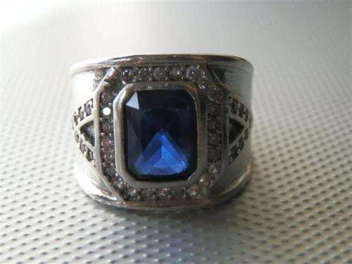 Astonishing Solid Silver Sapphire Ring - weight 9.77 g.