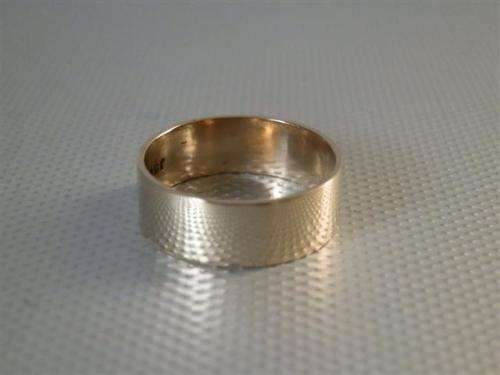 Stunning Solid 9 ct Gold Ring - weight 3.61 g