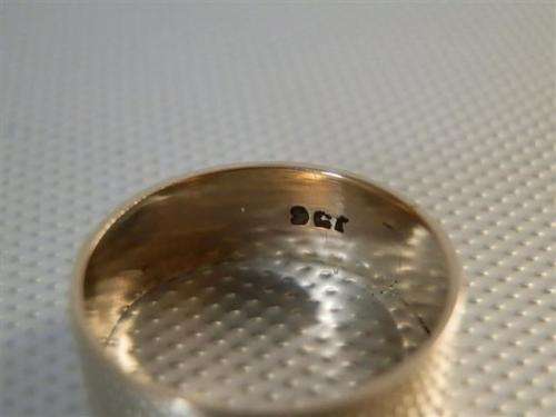 Stunning Solid 9 ct Gold Ring - weight 3.61 g