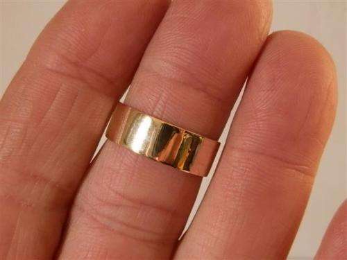 Stunning Solid 9 ct Gold Ring - weight 3.61 g