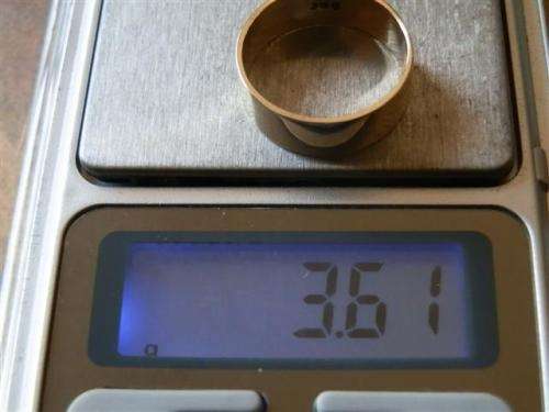 Stunning Solid 9 ct Gold Ring - weight 3.61 g