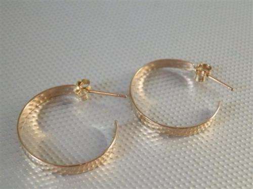 Elegant Solid 9 ct Gold Earrings - weight 2.85 g.