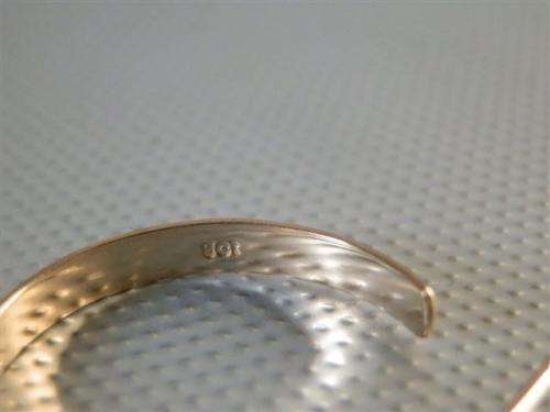 Elegant Solid 9 ct Gold Earrings - weight 2.85 g.