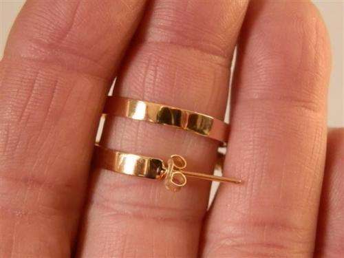 Elegant Solid 9 ct Gold Earrings - weight 2.85 g.