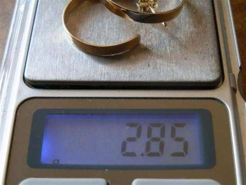 Elegant Solid 9 ct Gold Earrings - weight 2.85 g.