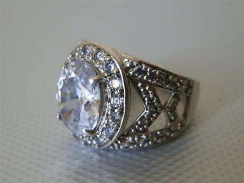 Exquisite Solid Sterling Silver Ring - weight 7.1 g.