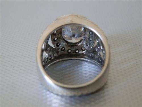 Exquisite Solid Sterling Silver Ring - weight 7.1 g.