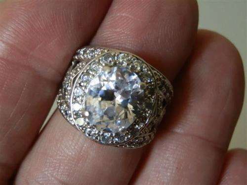 Exquisite Solid Sterling Silver Ring - weight 7.1 g.