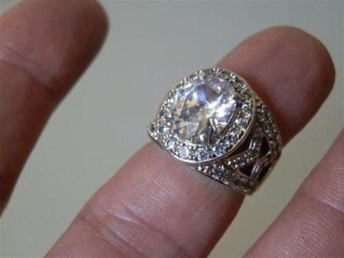 Exquisite Solid Sterling Silver Ring - weight 7.1 g.