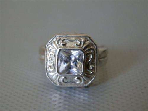 Lovely Vintage Solid Sterling Silver Ring - weight 4.9 g.