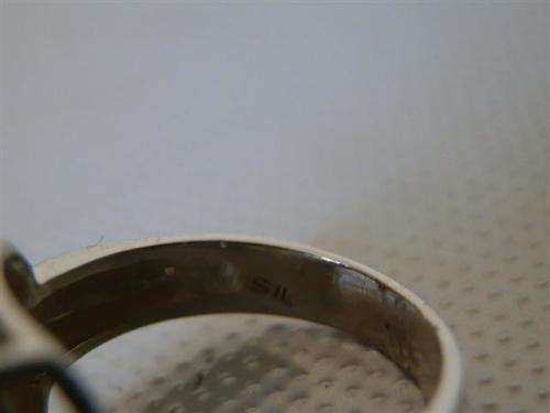 Lovely Vintage Solid Sterling Silver Ring - weight 4.9 g.