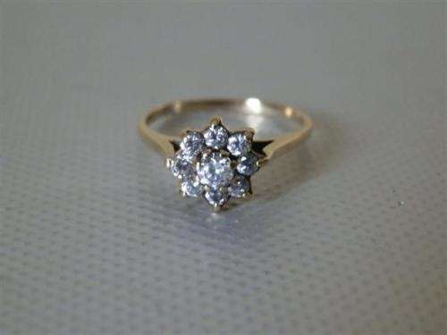 Fantastic Vintage Solid 9 ct Gold Cluster Ring